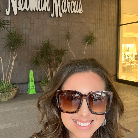 Meet the Posher - Carly - Picture 5 of 6